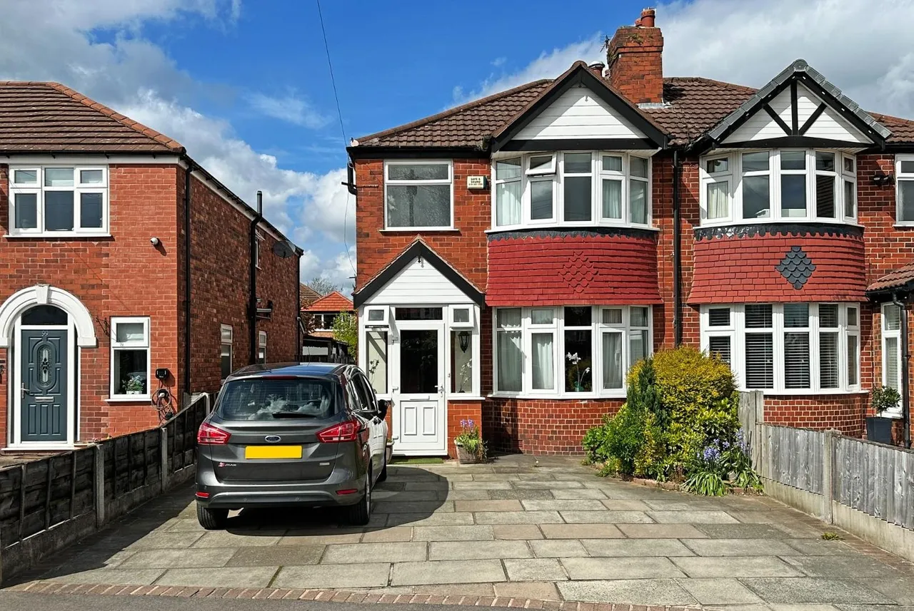 3 bed house for sale — Greenway Road, Timperley WA15 6BL