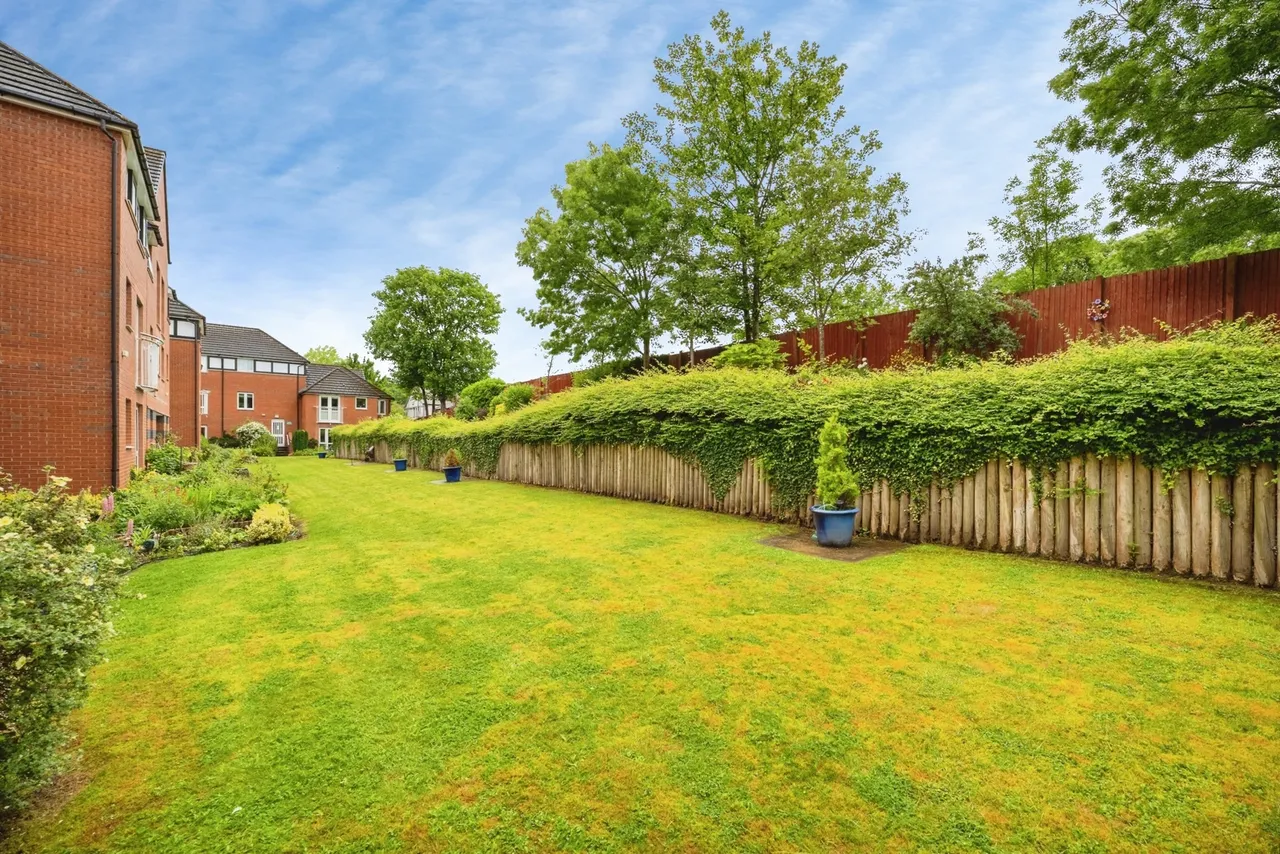 Metcalfe Drive, Romiley, SK6, photo 2