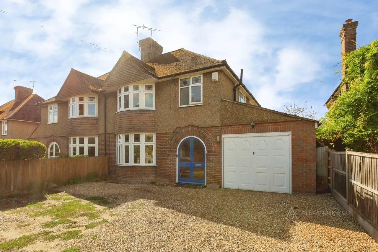 3 bed house to rent — Tring Road, Aylesbury, Buckinghamshire, HP20