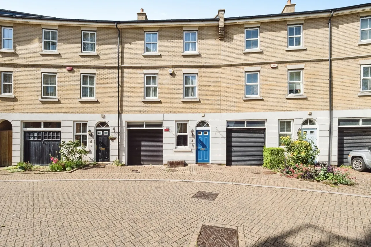 5 bed house for sale — Monarch Way, Ilford, IG2