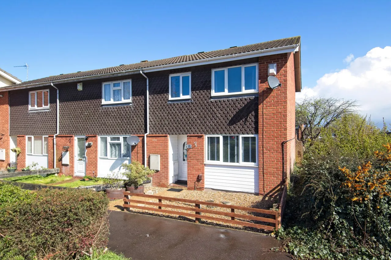 3 bed house for sale — Cervia Way, Gravesend