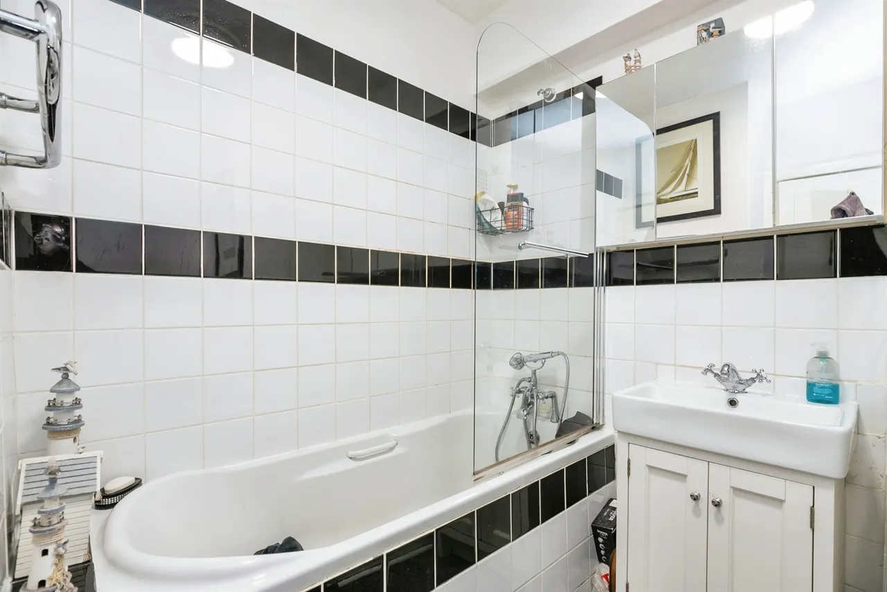Marine Court, St. Leonards-On-Sea, photo 12