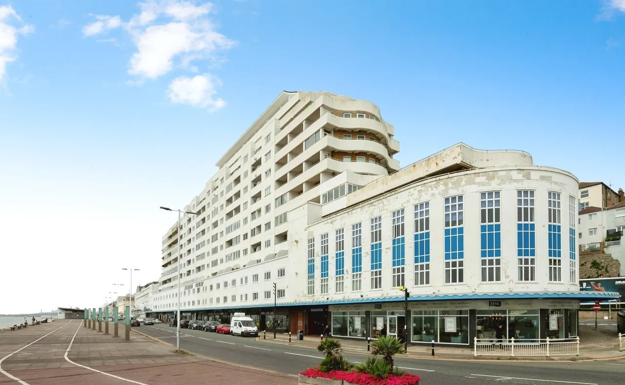 1 bed flat for sale — Marine Court, St. Leonards-On-Sea