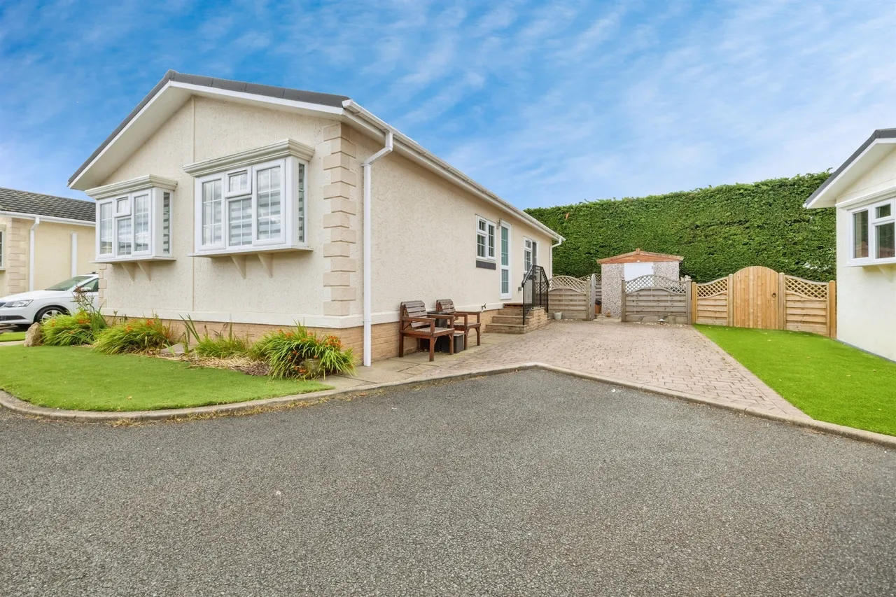 2 bed park home for sale, Regent Circle, Torksey Lock, LN1