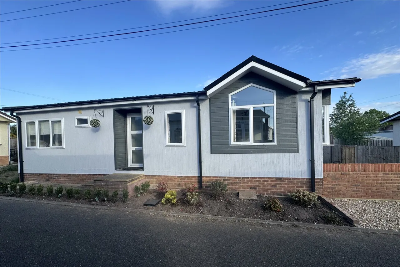 2 bed property for sale — Hill Corner Farm Park, Sandy Lane, Farnborough, Hampshire, GU14 9JY