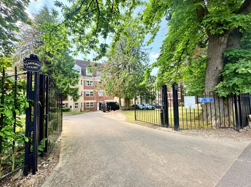 2 bed flat for sale, Heathcote Road, Camberley, GU15