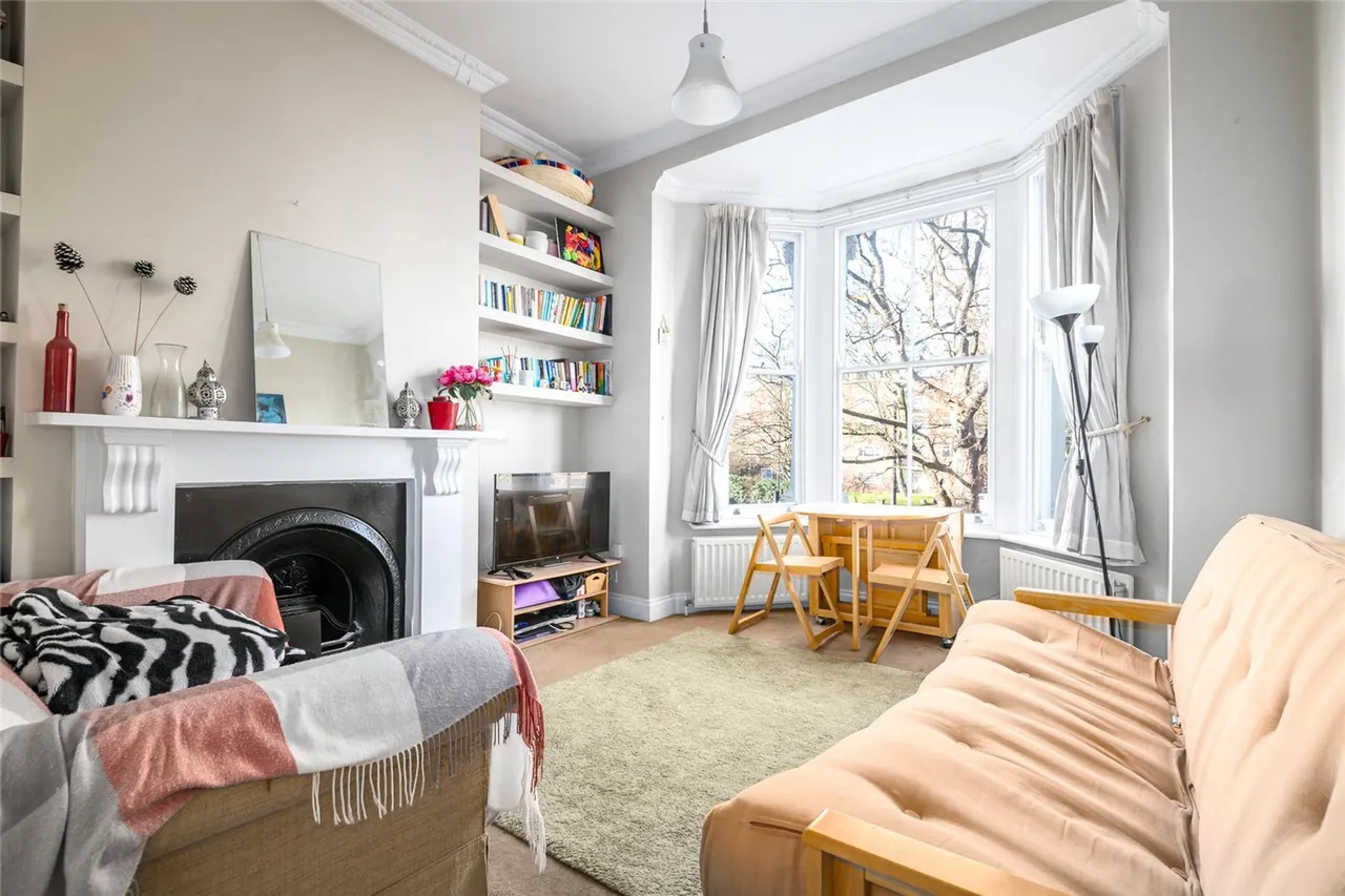 2 bed flat to rent, Effra Road, London, SW2