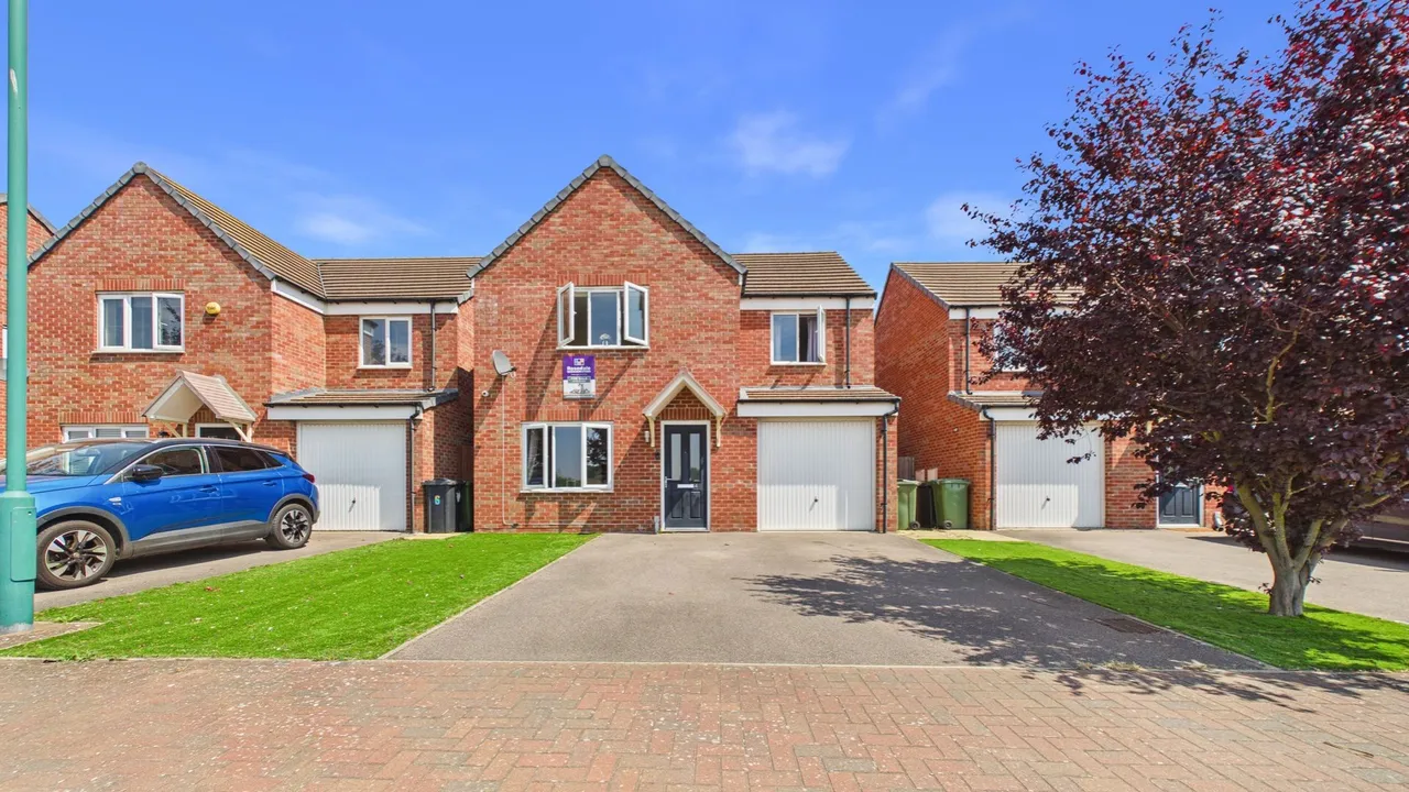 4 bed house for sale — Littledale Crescent, Peterborough, PE2