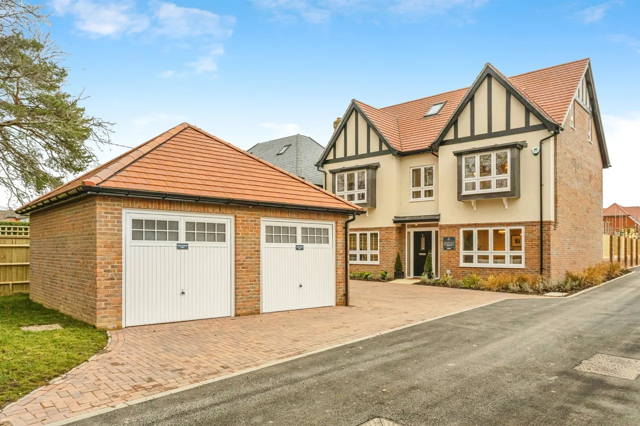 5 bed house for sale — Folders Lane, Burgess Hill