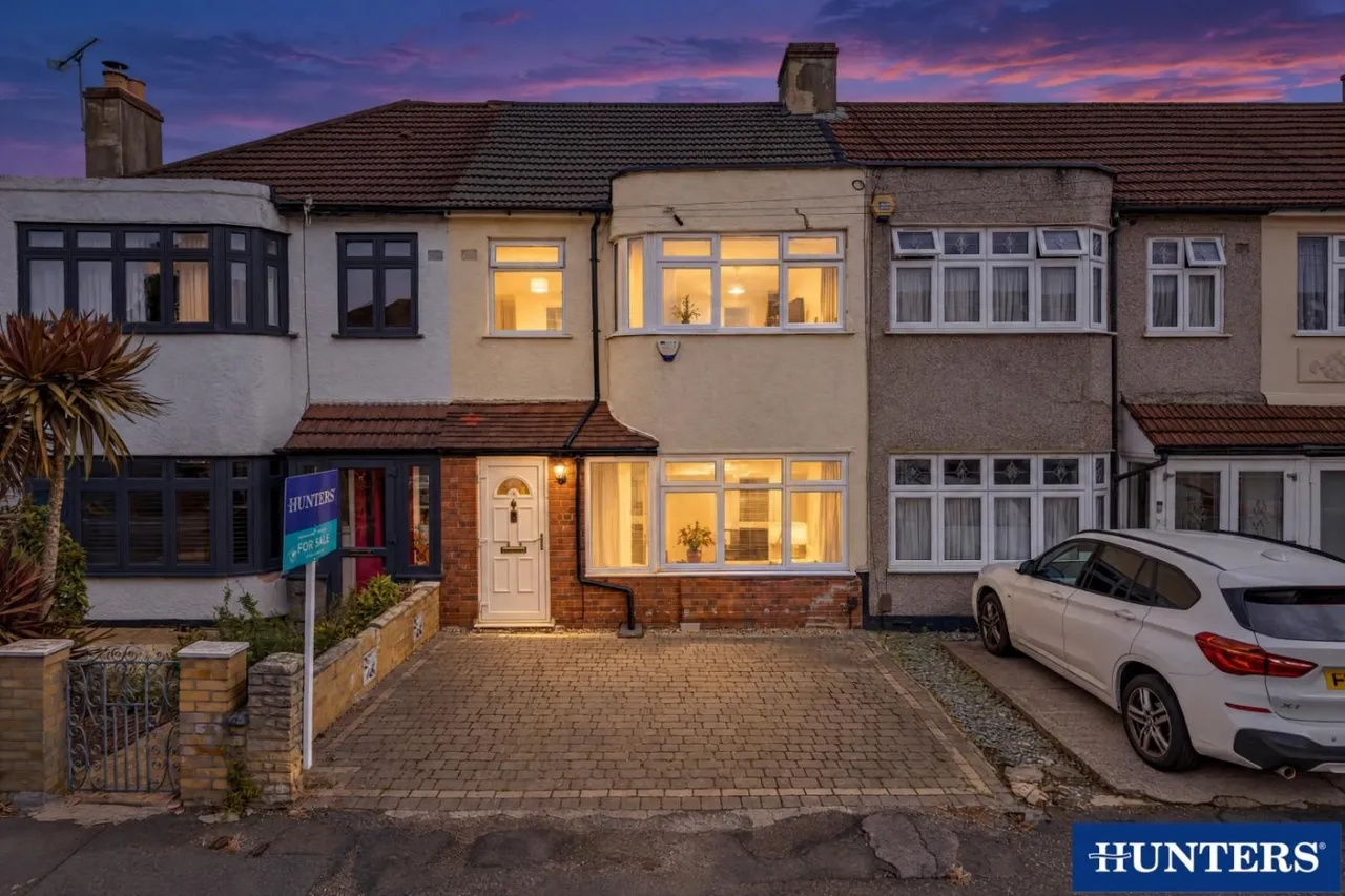 3 bed house for sale — Temple Avenue, Dagenham, RM8