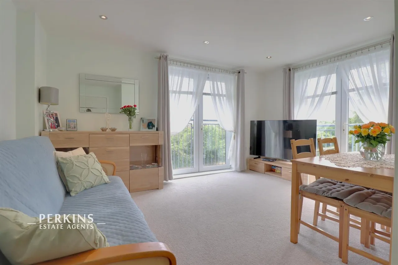 2 bed flat for sale, Waxlow Way, Northolt, UB5