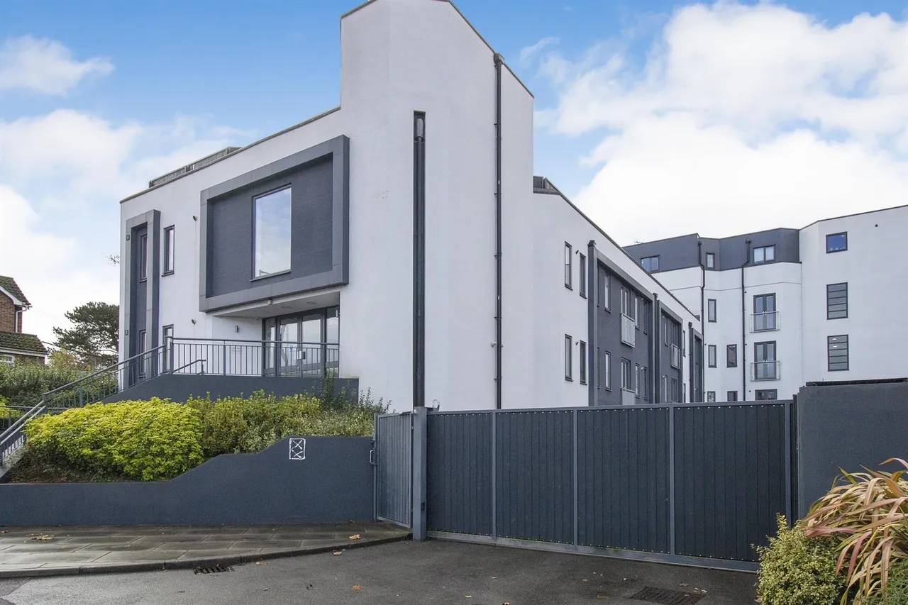 2 bed flat for sale, Walton Street, Aylesbury, HP21