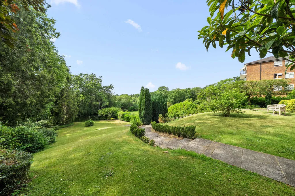 50 Oatlands Drive, Weybridge KT13 9DF, photo 3