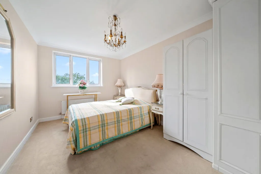 50 Oatlands Drive, Weybridge KT13 9DF, photo 12