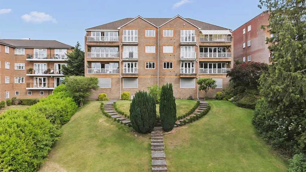 50 Oatlands Drive, Weybridge KT13 9DF, photo 18