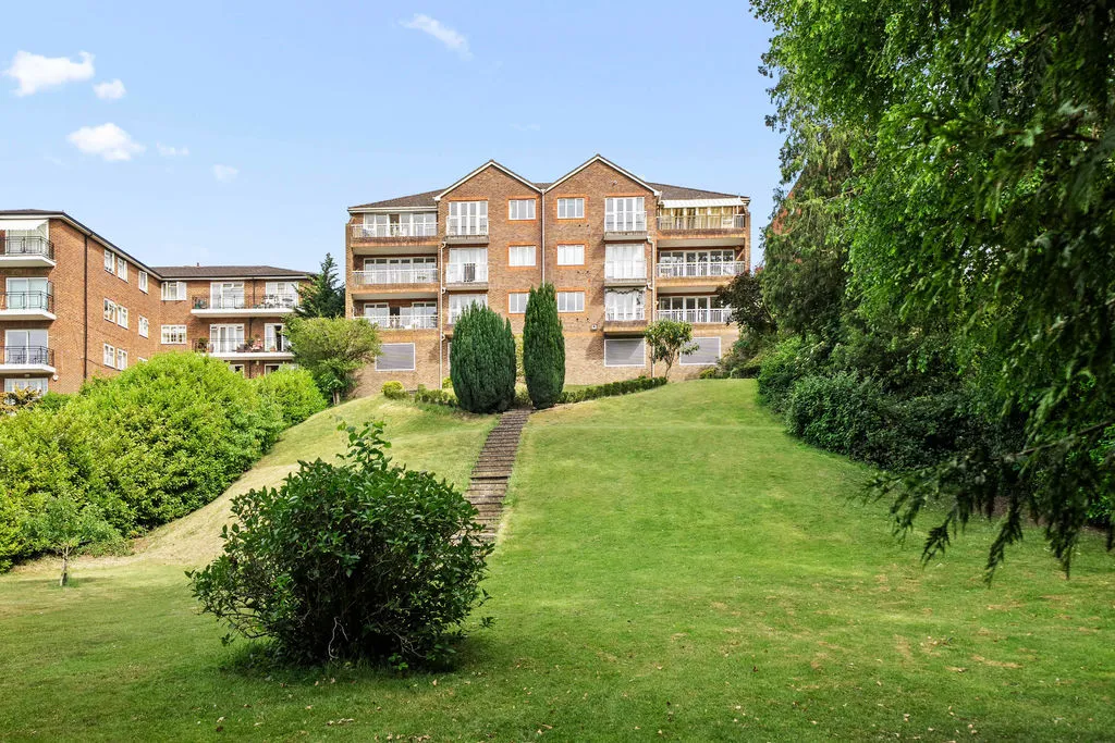 50 Oatlands Drive, Weybridge KT13 9DF, photo 2