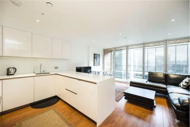 Finchley Road, London, NW3, photo 2