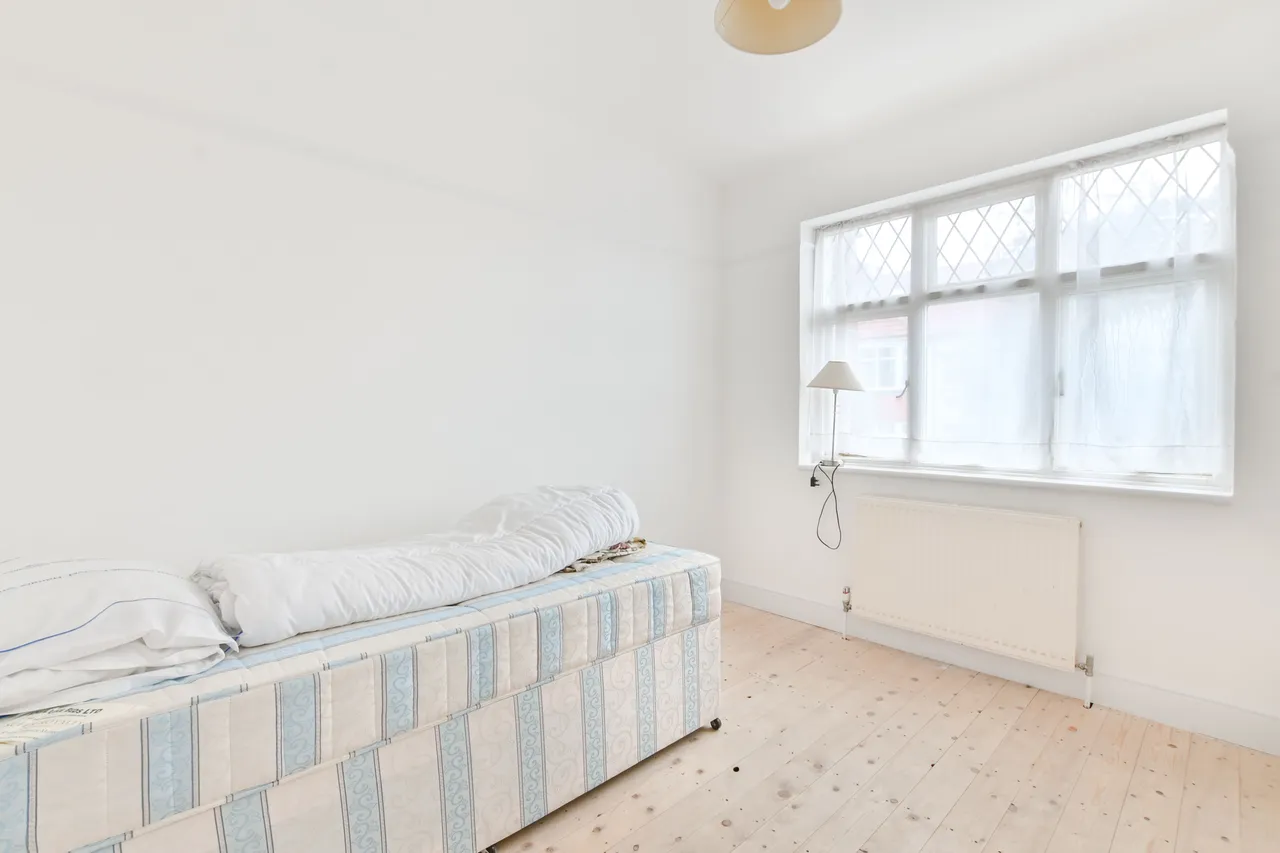 6 Hillside Avenue, Wembley, photo 4