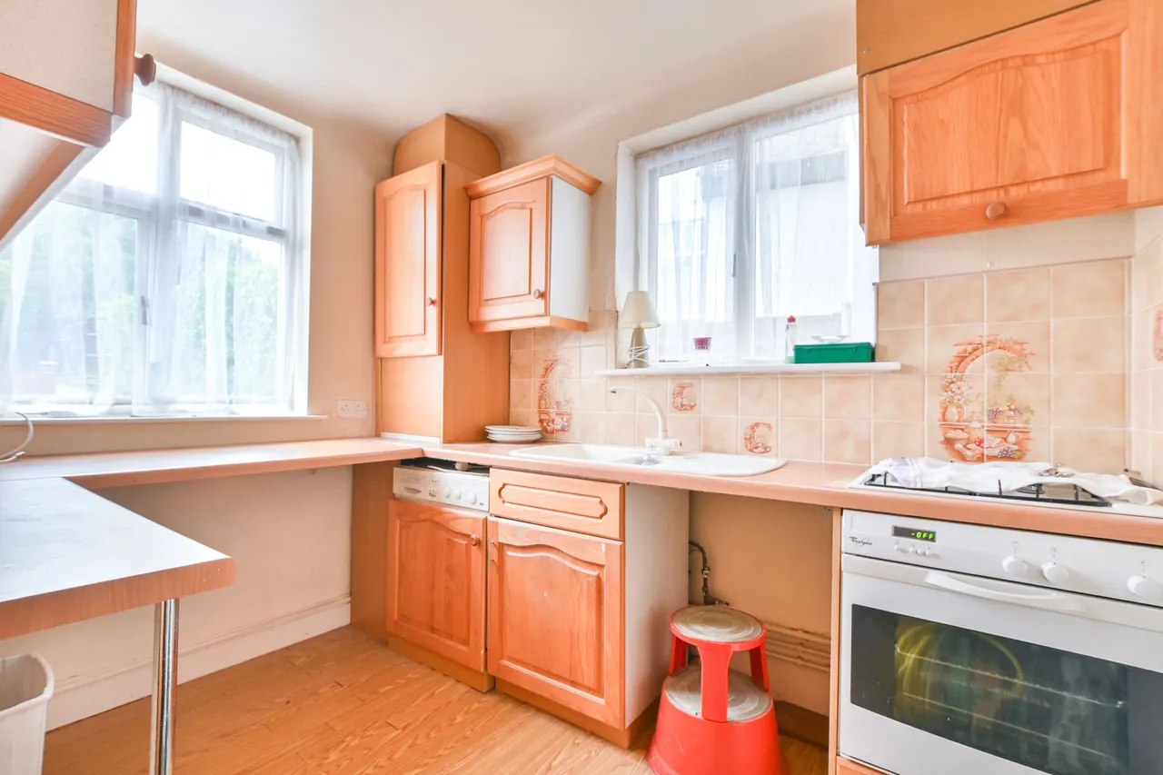 6 Hillside Avenue, Wembley, photo 2