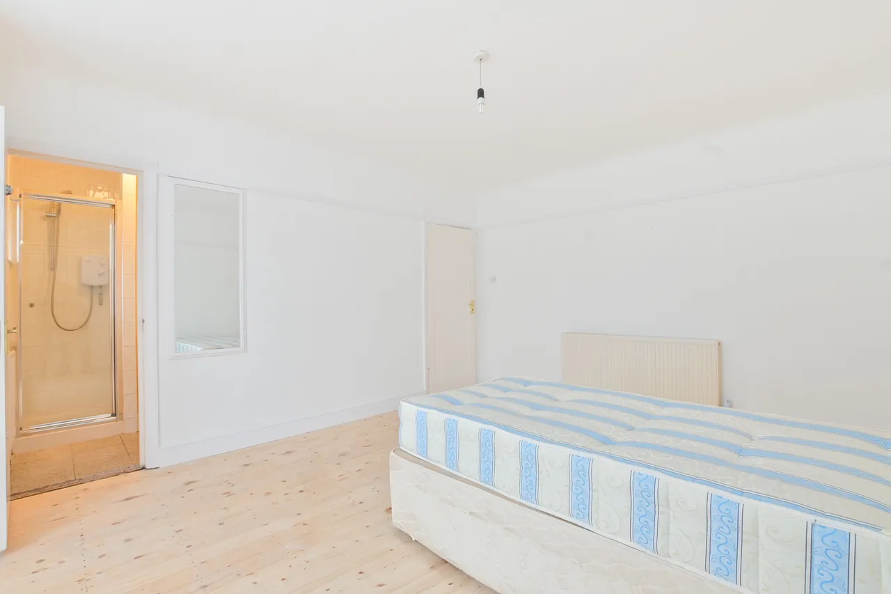 6 Hillside Avenue, Wembley, photo 8