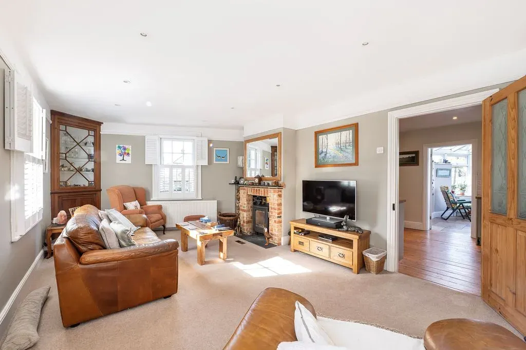 London Road, Aston Clinton, Buckinghamshire, HP22 5HN, photo 2