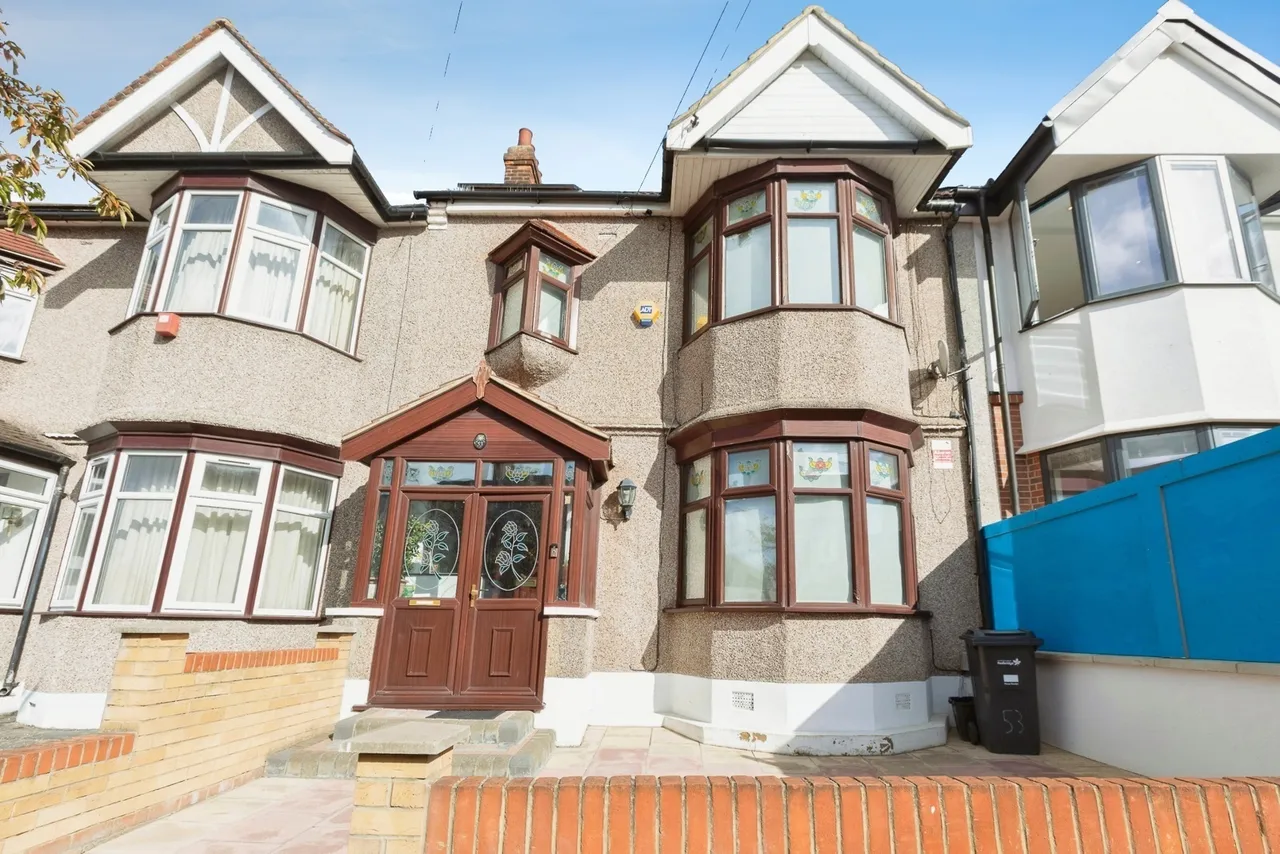 4 bed house for sale, Hamilton Avenue, Ilford, IG6
