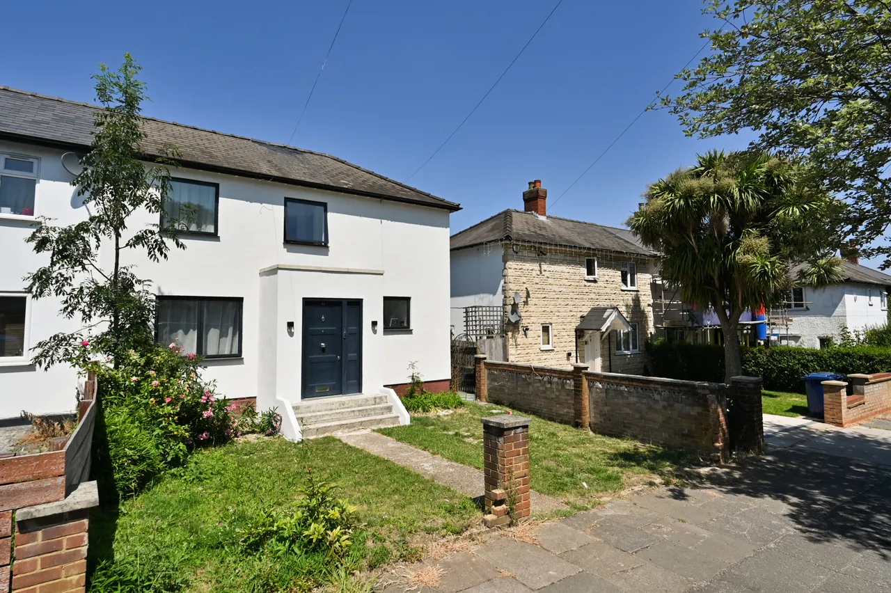 4 bed house to rent — 34 The Fairway, London