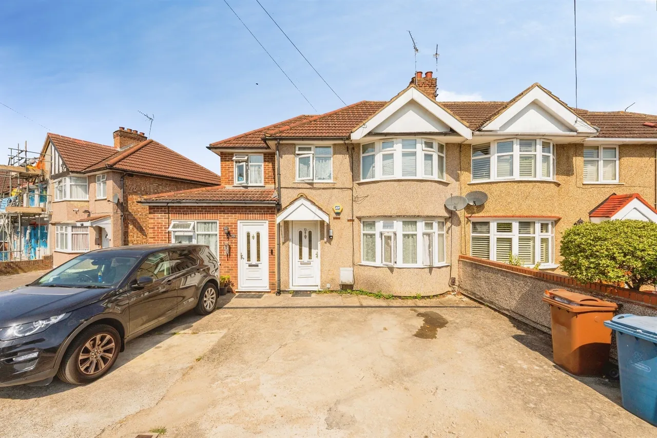 2 bed flat for sale — Clewer Crescent, Harrow