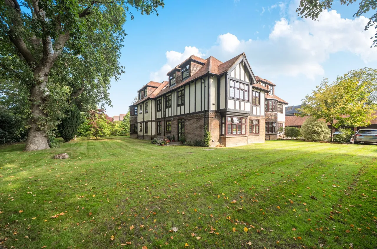 2 bed property for sale, The Avenue, PO19