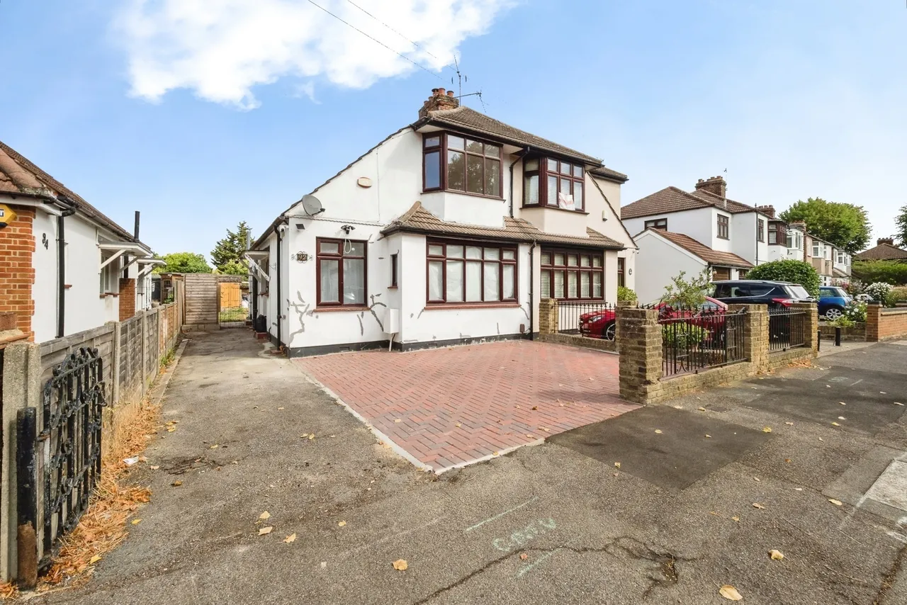 3 bed house for sale — Suttons Avenue, Hornchurch, Essex, RM12