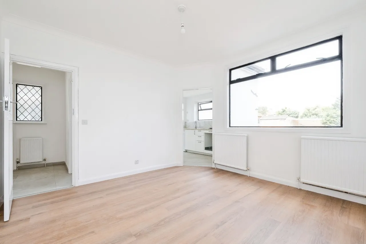 Suttons Avenue, Hornchurch, Essex, RM12, photo 2