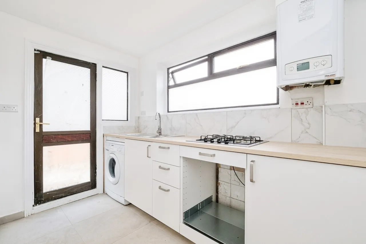 Suttons Avenue, Hornchurch, Essex, RM12, photo 3