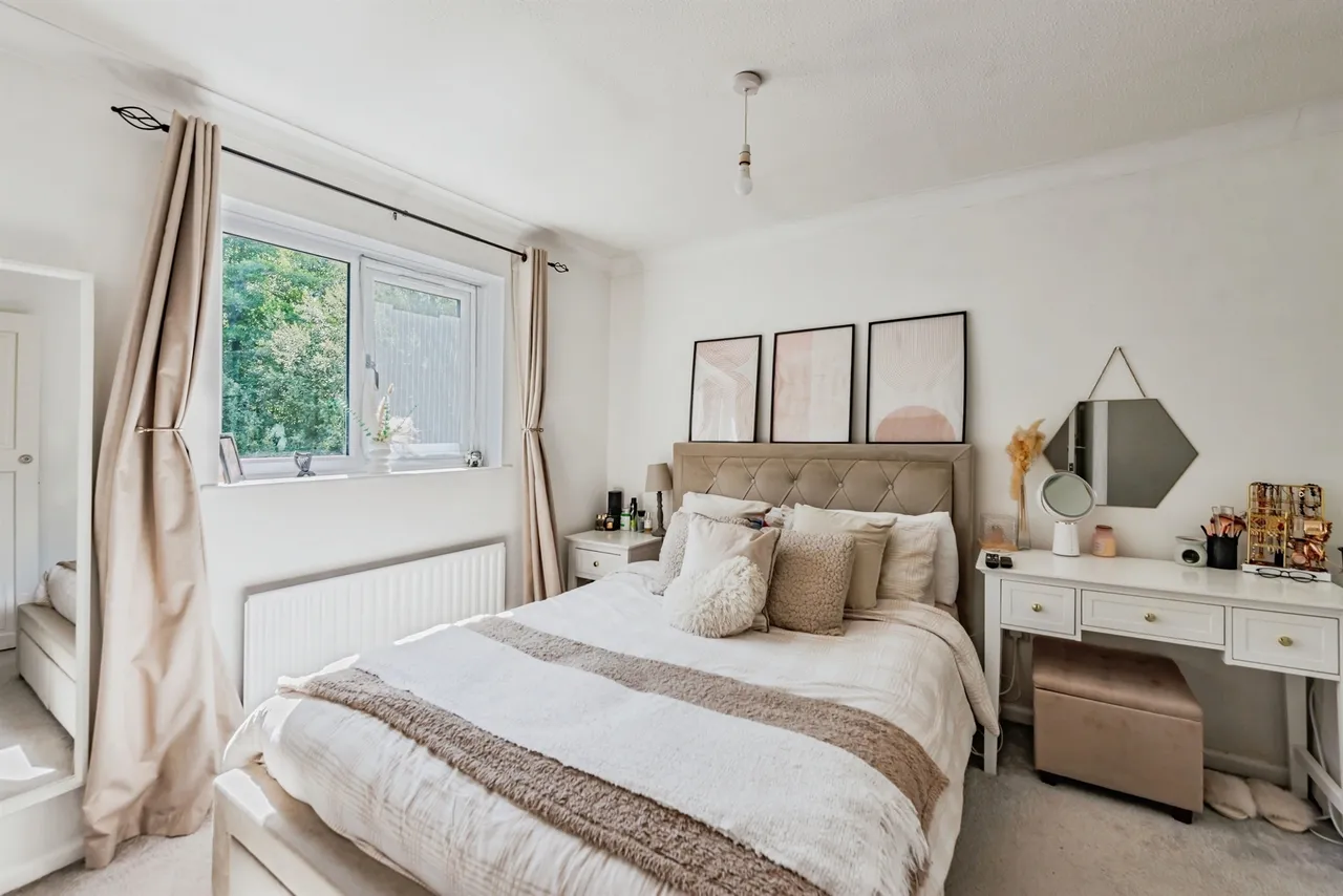 Brooklands Road, Crawley, photo 9