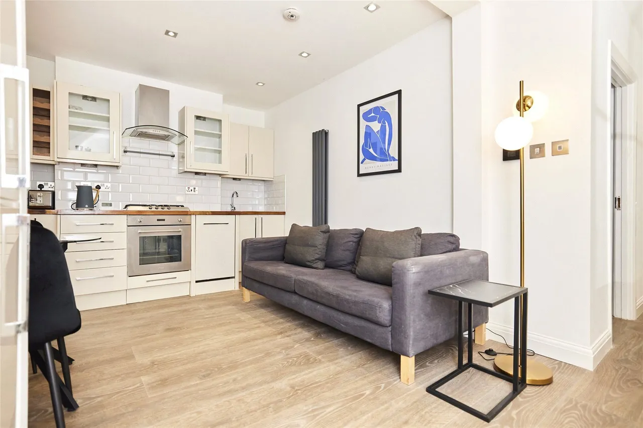 2 bed flat to rent, Southwark Park Road, London, SE16