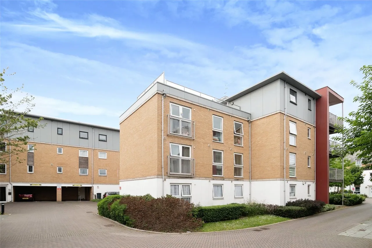 2 bed flat for sale — Saxton Close, Grays, Essex, RM17