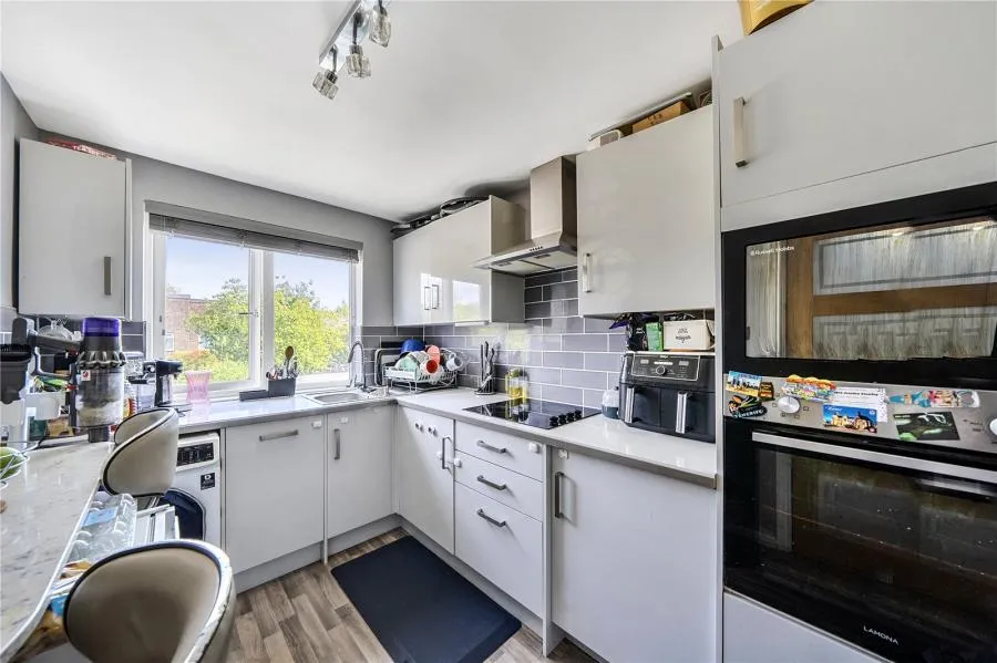 Lismore Crescent, Crawley, RH11, photo 3