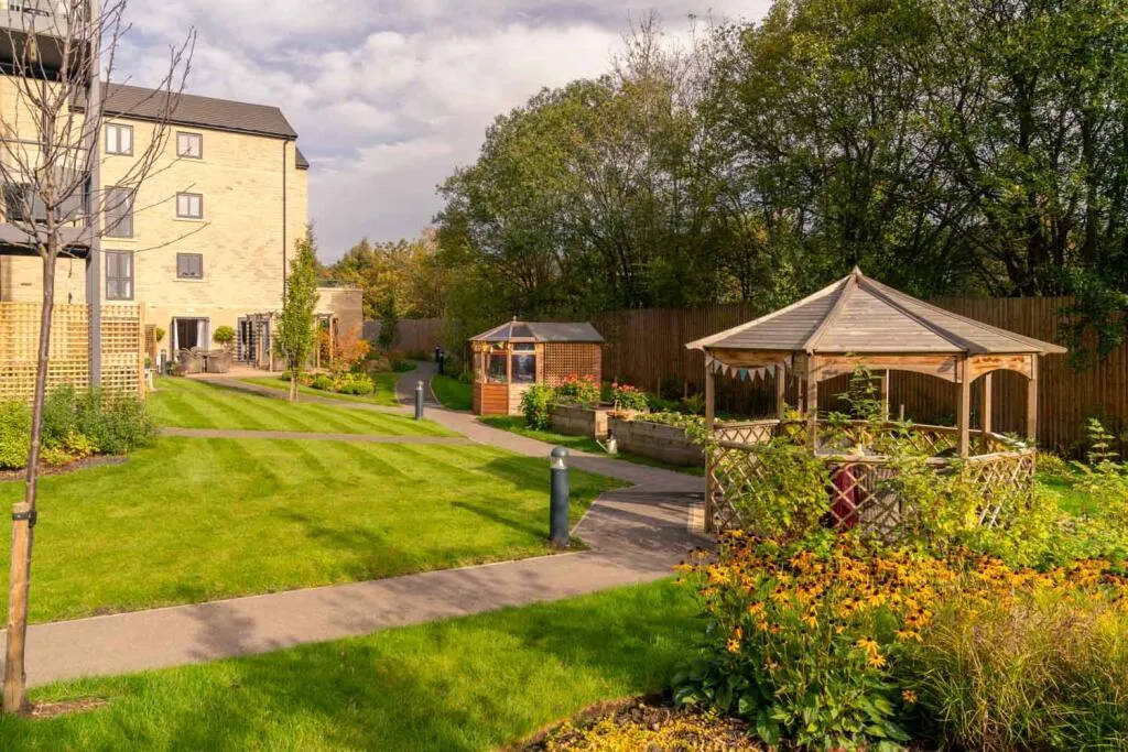 Keighley Road, BINGLEY, photo 11