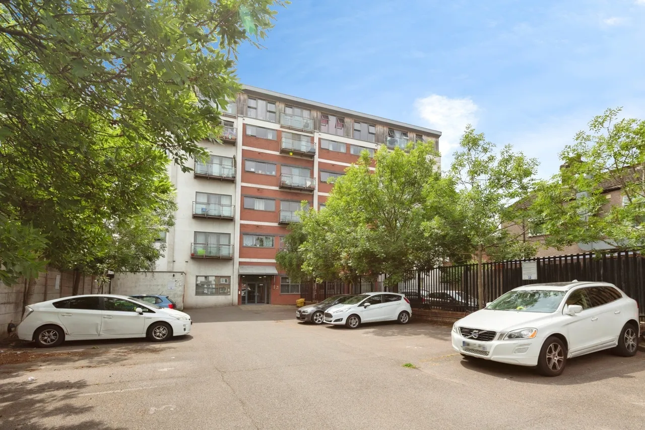 2 bed flat for sale — Ley Street, Ilford, IG1