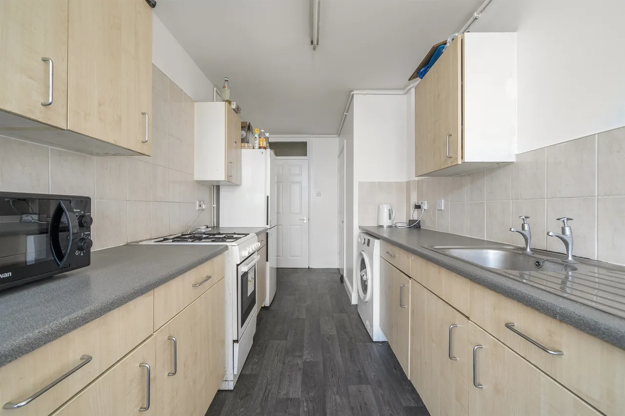 High Road, London, N17, photo 2