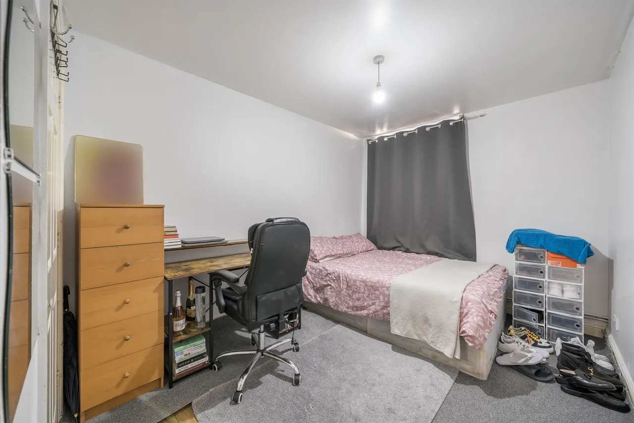 High Road, London, N17, photo 11