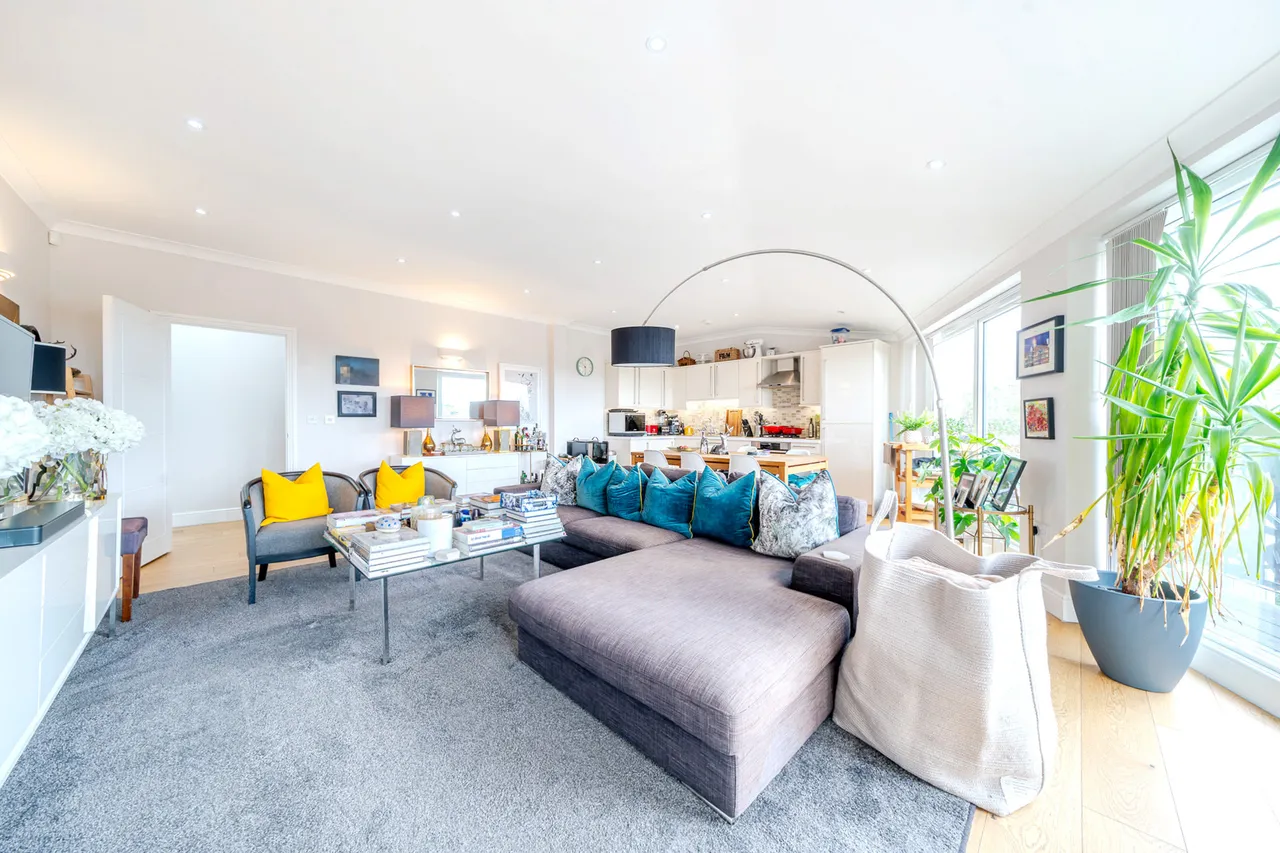 2 bed flat for sale — Cambridge Road, London