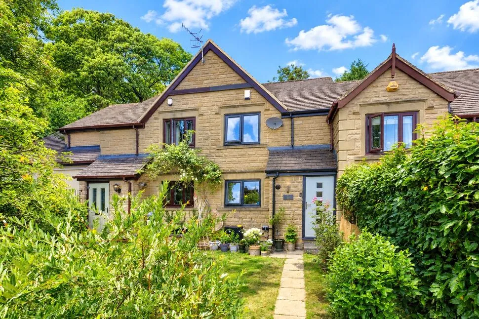2 bed house for sale — Bescaby Grove, Baildon, West Yorkshire, BD17