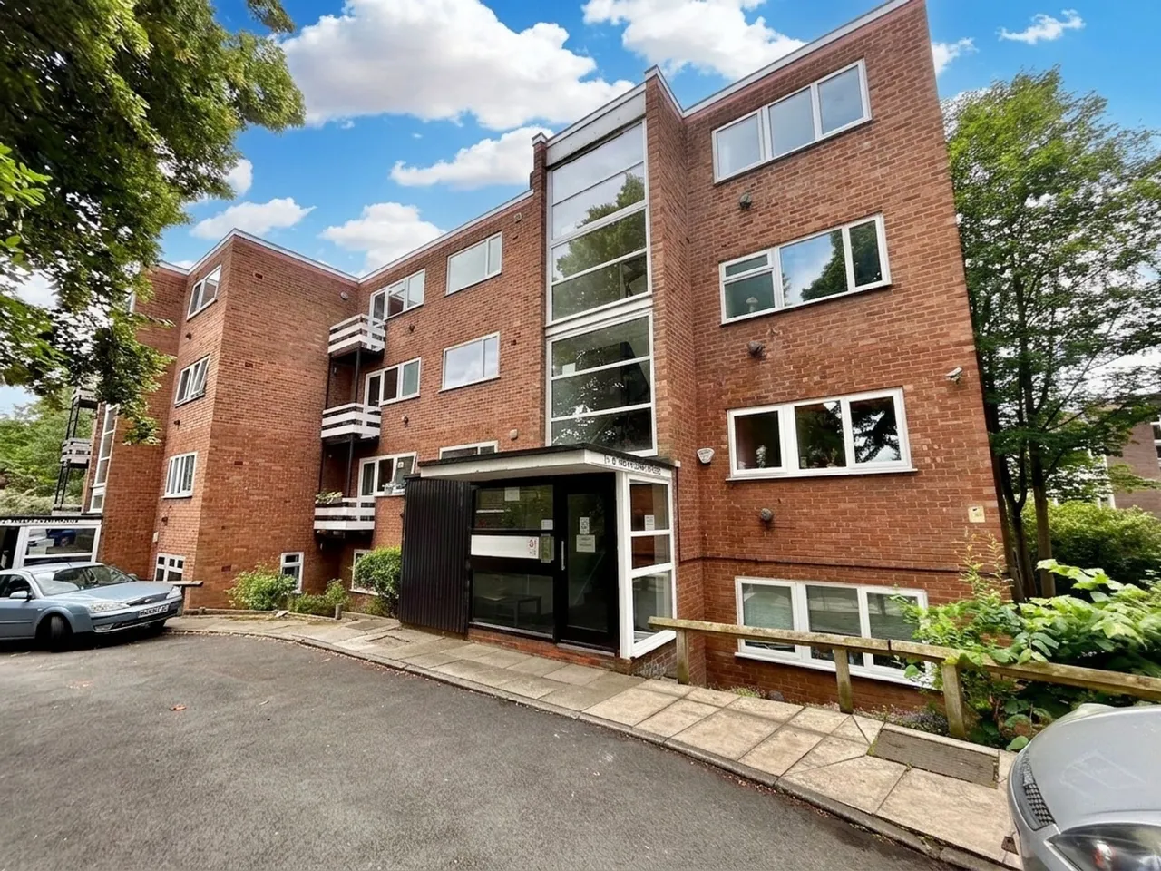 2 bed flat for sale, Highover House, The Beeches