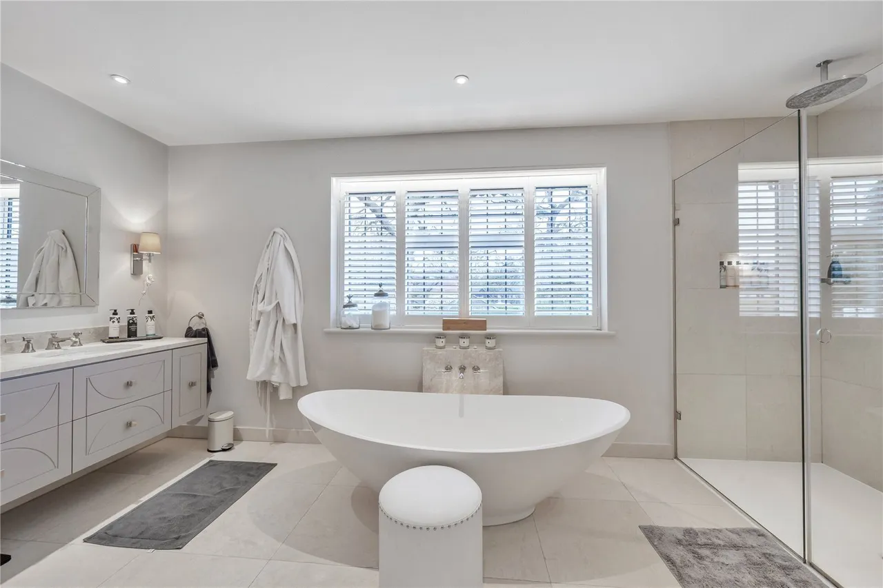 Dukes Wood Drive, Gerrards Cross, SL9, photo 12