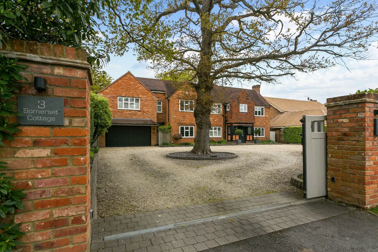 5 bed house for sale — Dukes Wood Drive, Gerrards Cross, SL9
