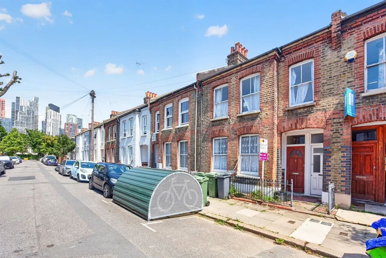 2 bed flat for sale — Goldsboro Road, London