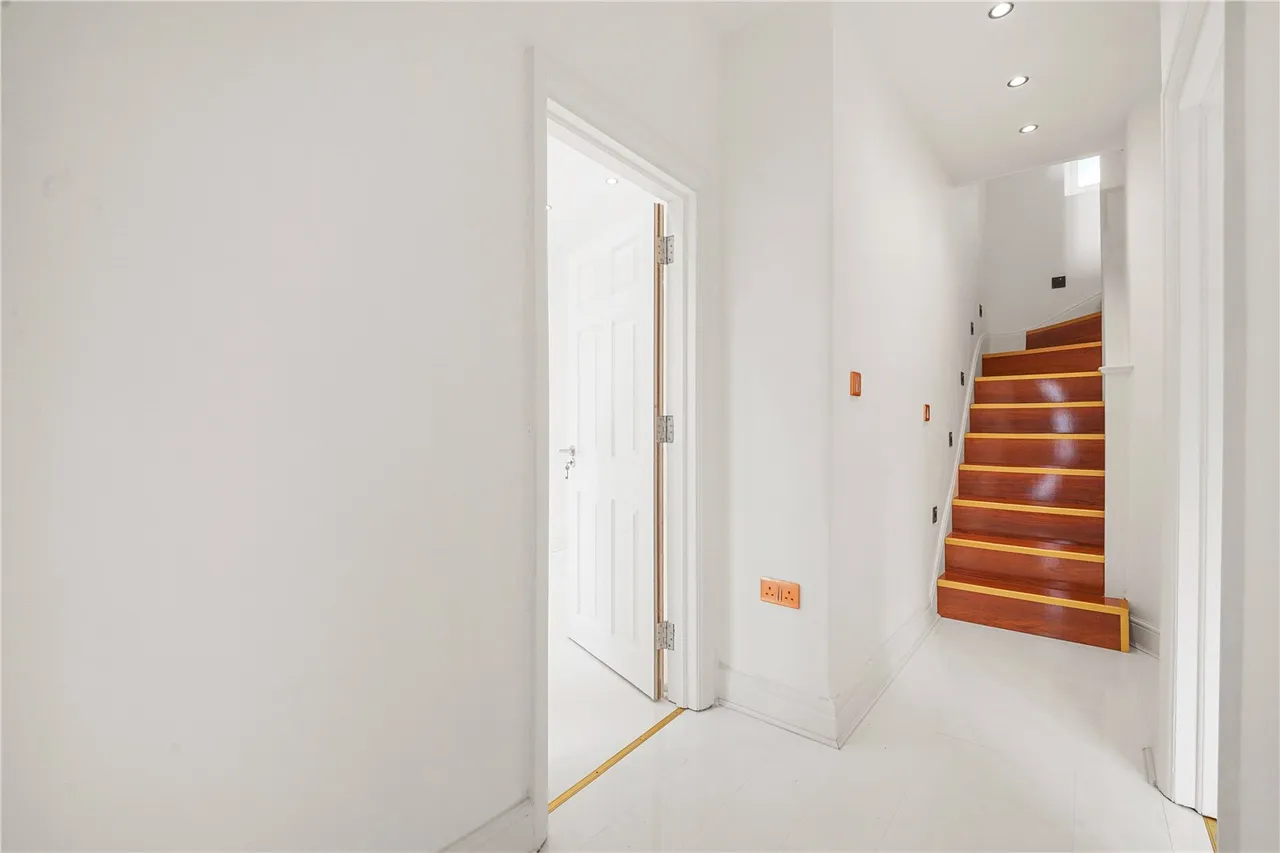 Milton Crescent, Ilford, IG2, photo 2