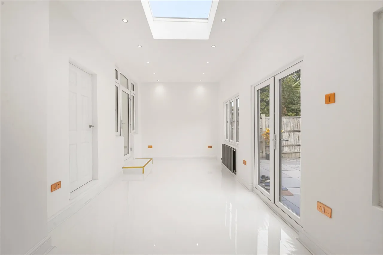 Milton Crescent, Ilford, IG2, photo 8