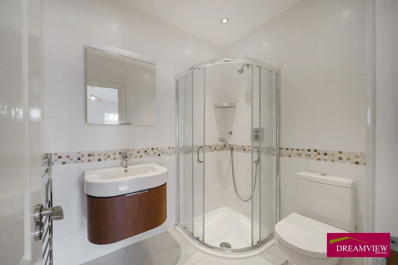 3 bed flat to rent The Vale, London NW11 8SG, photo 8
