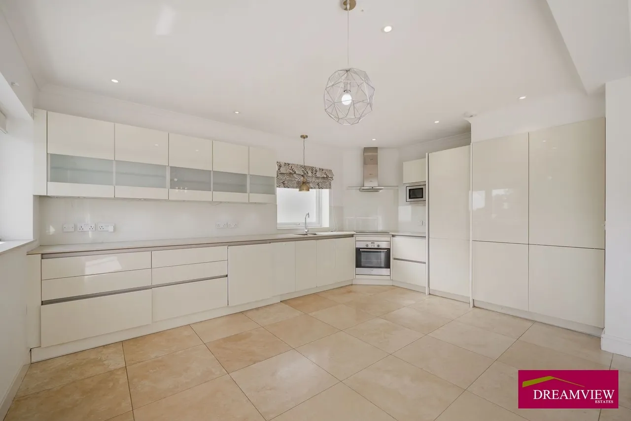 3 bed flat to rent The Vale, London NW11 8SG, photo 5